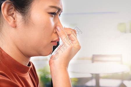 恶臭气味 女人关上鼻子 口腔瘫痪的保健概念牙医女性呼吸衰变空腔疾病手势工作室口臭牙齿图片