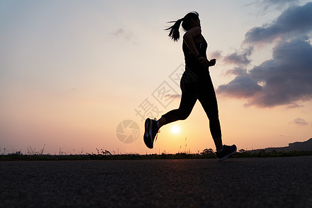 体育女运动员在路上奔跑 日落时的健身妇女培训运动鞋运动挑战街道活动活力小路女士女性身体图片