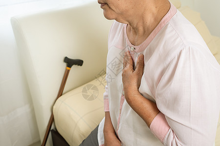 心心脏病发作的老女人 在卧室里胸着胸腔 健康护理成人梗塞疾病胸部伤害压力女性退休有氧运动中年图片