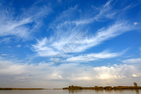 河流的风景 天空云云美丽蓝色树木乡村旅行地平线池塘公园绿色森林图片