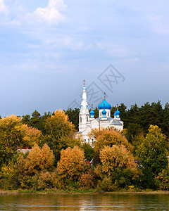 与一个东正教会一起在河上的风景图片