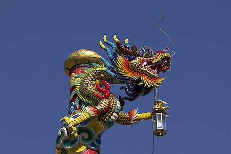 中国寺庙柱子上的龙雕像异国传统庆典节日天空文化蓝色建筑学财富情调图片
