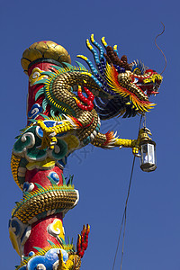中国寺庙柱子上的龙雕像动物建筑学节日天空传统庆典财富蓝色情调雕塑图片