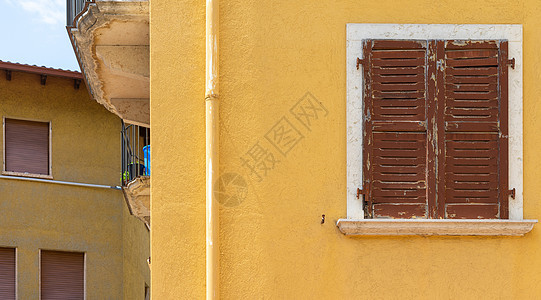 特写棕色百叶窗的橙色意大利义大利屋窗户建造业窗台复古风格城市木头框架建筑风化图片