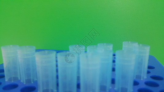 在带有空洞的微滴盒中 特写蓝色微升小提示的视图营养素液体仪器架子生物学微管多管生物增殖实验室图片