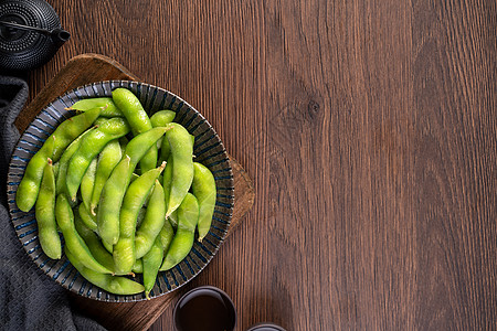 用木制盘子和餐桌上的盘子板里新鲜煮熟的面粉健康美食食物豆子饮食农业纤维蔬菜平铺收成图片