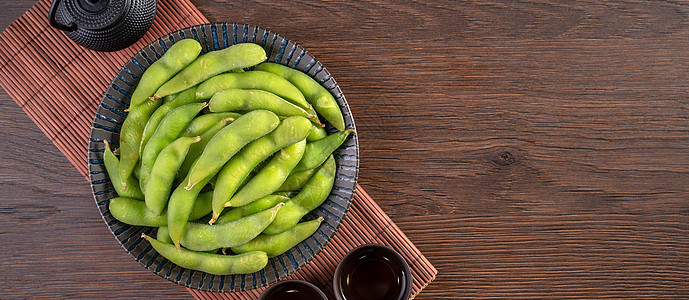 用木制盘子和餐桌上的盘子板里新鲜煮熟的面粉食物平铺豆子小吃收成蔬菜种子纤维饮食农业图片