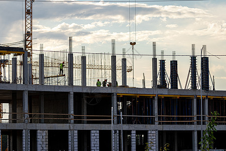 一组建筑工人和一台起重机 在夜云层背景下建造一座大楼  是的 长官建筑承包商技术男人男性劳动团体就业工人制造业图片