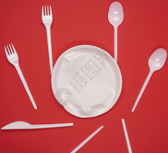 红色背面的圆板和成堆塑料叉子和勺子商品厨房白色盘子食物派对野餐工具刀具用具图片