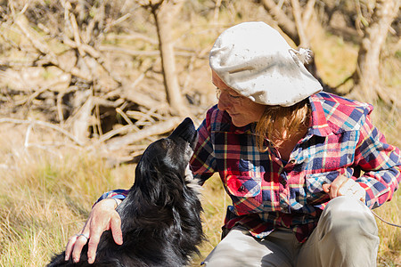 一名女农工与她的狗的肖像女士场地小狗公园动物朋友女性女孩乡村宠物图片
