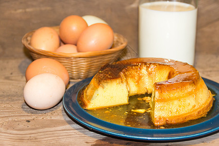 用鸡蛋 牛奶和糖制成的flan 装饰用焦糖和奶粉盘子乡村奶油棕色黄色普丁水果馅饼甜点美食图片