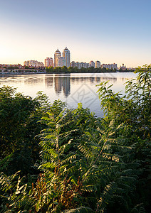 Dnieper河附近的Obolon大楼季节植被城市太阳大教堂海岸线建筑学天空波浪阳光图片