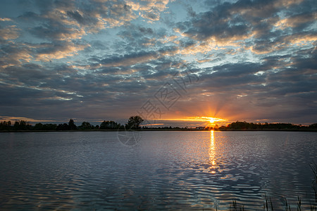 美丽的日落 湖上满是乌云图片
