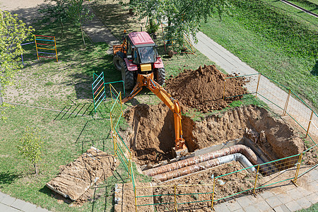 明斯克 白俄罗斯  091220108 拖拉机挖坑来修理驴子维修繁荣插图加热全体人员照片管道男人盘子图片