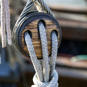 一艘帆船上挂有绳索的旧木制拖车图片