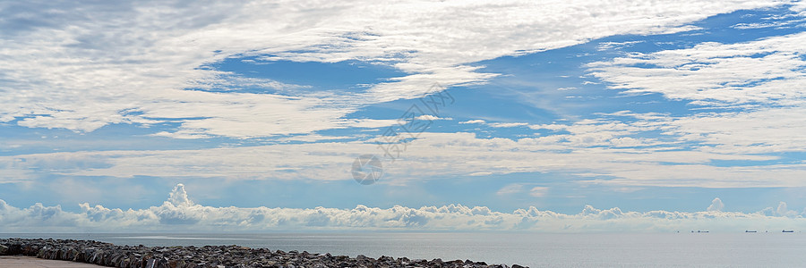 神奇云下距离的油轮舰船运输全景海岸进口加载可乐地平线货物商业码头图片