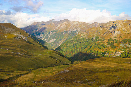 在阳光明媚的秋天 美丽的山峰 阿尔卑斯山脉晴天风景全景场景环境草地假期旅游高山顶峰图片