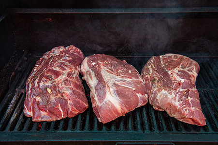 烤炉上牛肉牛排和火焰烧烤架猪肉牛肉木炭蔬菜午餐牛扒迷迭香烧伤网格图片