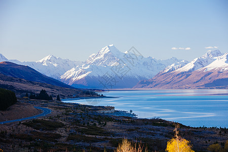 新西兰Pukaki湖景观运输天空风景驾驶环境旅游爬坡日光旅行蓝色图片