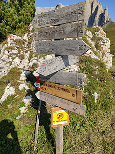 夏季阿尔卑斯山和多洛米人岩石远足山脉山峰旅游公园森林高山旅行季节图片