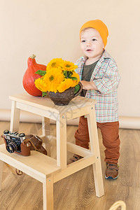 小男孩站在秋天的摄影区 在工作室和笑容中图片