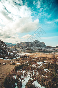 秋天的巨山丘陵 有雪和蓝天空 在科瓦东加复制空间图片