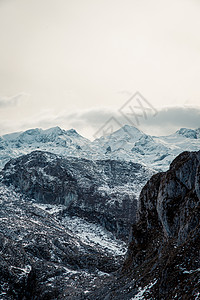 冬季靠近近山的山脉 有雪和复制空间场景色调火山牧场滑雪电梯摄影日出首脑全景背景图片