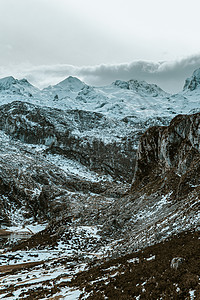 冬季靠近近山的山脉 有雪和复制空间日出墙纸摄影全景牧场场景电梯色调火山滑雪背景图片