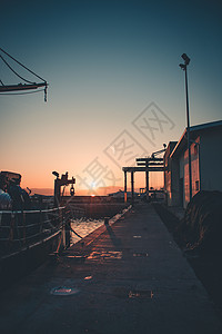 秋天在一个西班牙小镇的码头上 日落多彩经济制造业全世界交通卸载加载卡车船运仓库商业图片