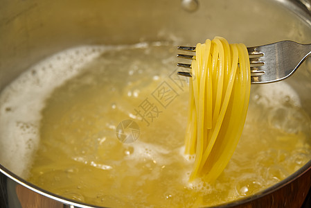 锅里沸腾的意大利面条 煎煮的意大利面粉加沸水厨房气泡食谱美食午餐泡沫食物盘子烹饪平底锅图片