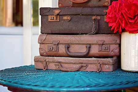 旧破旧手提箱堆皮革行李旅行古董港口贮存玫瑰丢弃案件展示图片