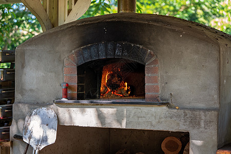 在旧户外烧火 披萨欧文图片
