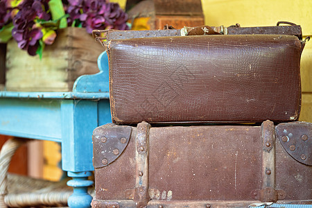 两套旧皮衣夹紧的旧手提箱旅行盒子古董桌子运输贮存丢弃展示行李港口图片