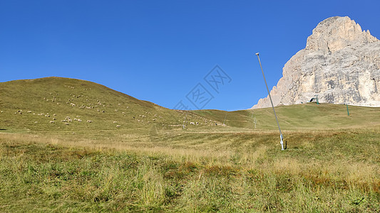 夏季阿尔卑斯山和多洛米人远足山峰森林旅游顶峰岩石旅行高山滑雪公园图片