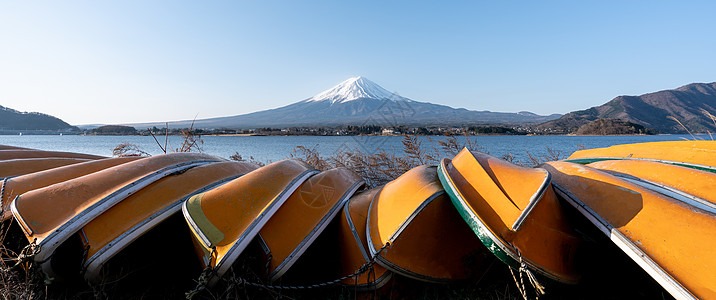 富士山或藤三山的景象是黄船和黎明天空旅游风景观光反射地标旅行火山公吨蓝色图片