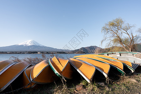 富士山或藤三山的景象是黄船和黎明天空地标蓝色观光火山反射旅行公吨旅游风景图片