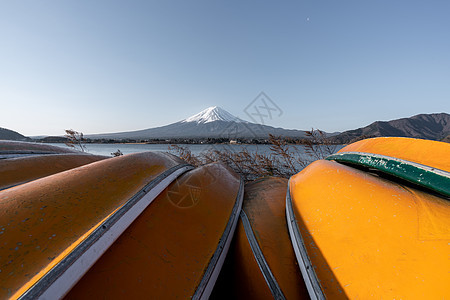 富士山或藤三山的景象是黄船和黎明天空反射旅游火山风景旅行地标公吨蓝色观光图片