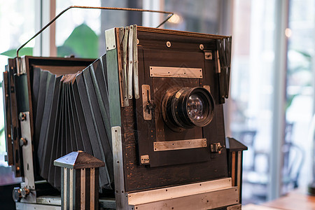 古老 古董大格式相机 在模糊的背景技术框架拍照合金白色历史性照片黑色镜片摄影图片