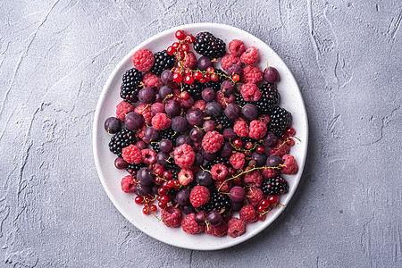 美味新鲜熟熟的草莓 黑莓 鹅莓和红营养浆果小吃覆盆子甜点水果食物排毒饮食盘子图片