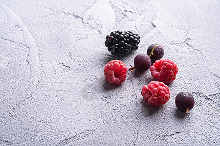 美味新鲜熟熟的草莓 黑莓 鹅莓和红宏观石头空间覆盆子醋栗水果浆果美食甜点饮食图片