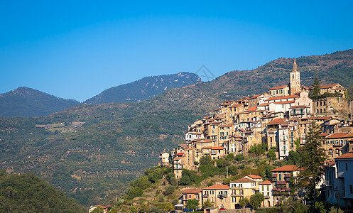 Apricate  意大利利古里亚地区老村庄爬坡村庄全景天空历史历史性旅游观光建筑古董图片