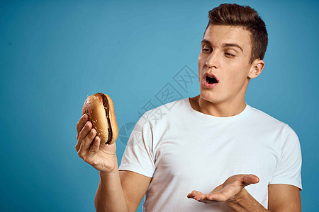 有汉堡和白色T恤 蓝色背景情感的人 用双手探探究 复制空间CopySpace男性工人男人脂肪芝士餐厅胡子午餐肥胖饮食图片