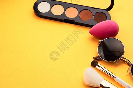黄色背景专业化妆品的眼罩 化妆刷子 柔软海绵时装眼镜眼影项目配饰粉末奶油物品口红配件桌子女士图片