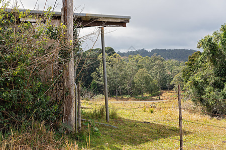 废墟中被废弃的水泥街区乡村住房历史小屋失修谴责倾倒经济窗户降解树木玻璃图片