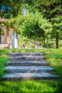 在花园的石楼梯 靠近私人住宅附近 外观或背景图片