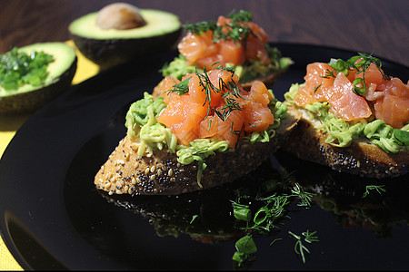 法国面包条 配有红鱼和绿菜沙拉美食饮食早餐牛扒餐厅草本植物盘子海鲜午餐图片