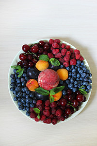 白板上桌上的浆果混合 口或背景图片