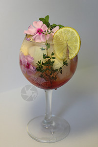新鲜水果柠檬汁 加冰块和一朵花图片
