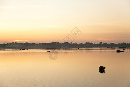 2012年12月1日 黎明时湄公河 有金太阳和渔船太阳传统钓鱼背景图片