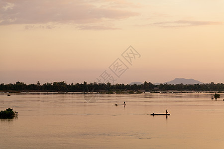 2012年12月1日 黎明时湄公河 有金太阳和渔船太阳传统钓鱼背景图片